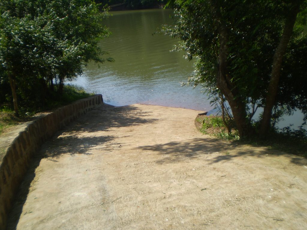 Uma das diversas rampas de acesso ao lago