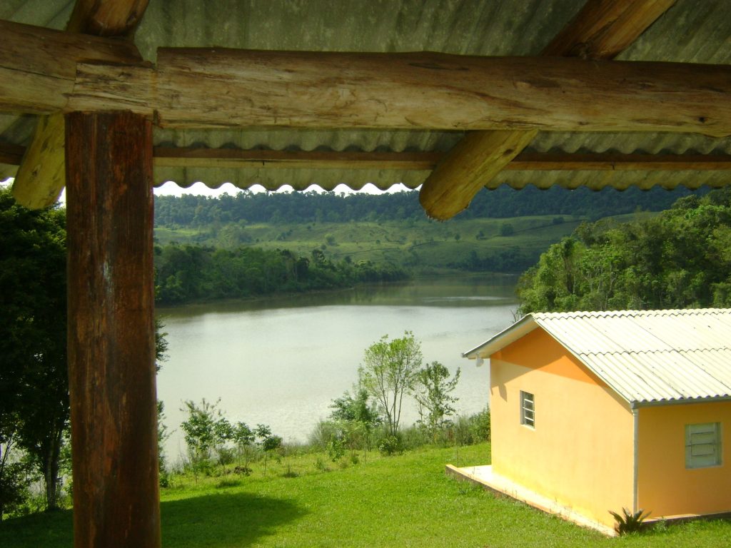 Bela vista do rio-lago de uma propriedade particular